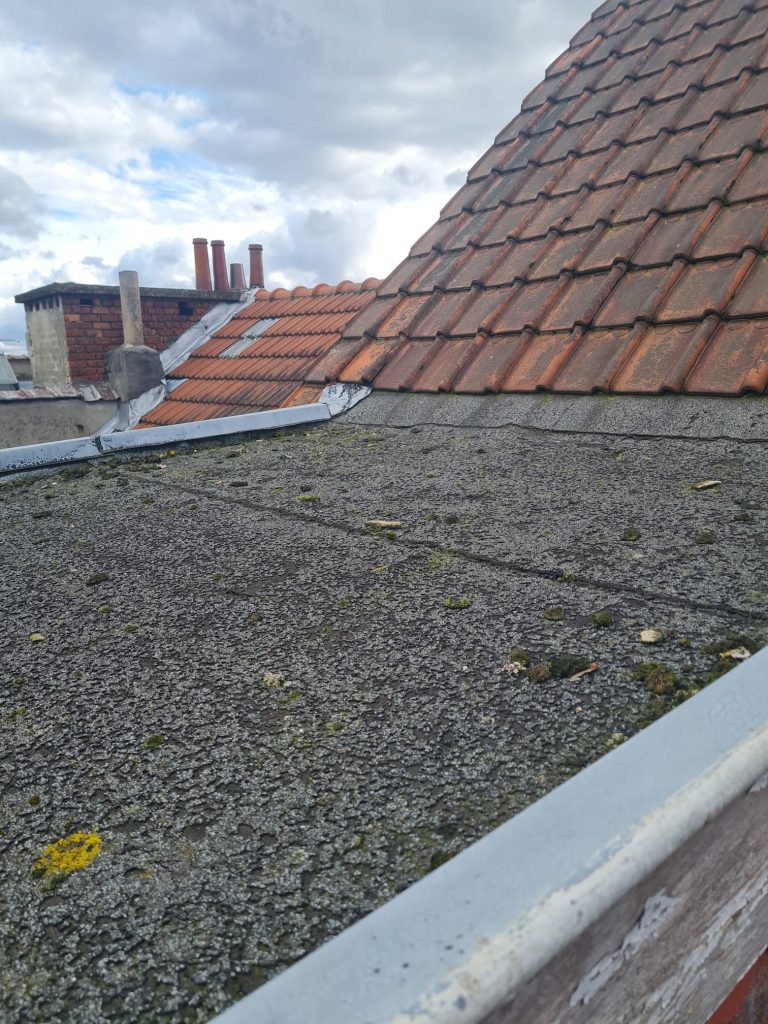 Plateforme de toiture à Bruxelles avant isolation, montrant le revêtement existant et l'absence d'isolant moderne.