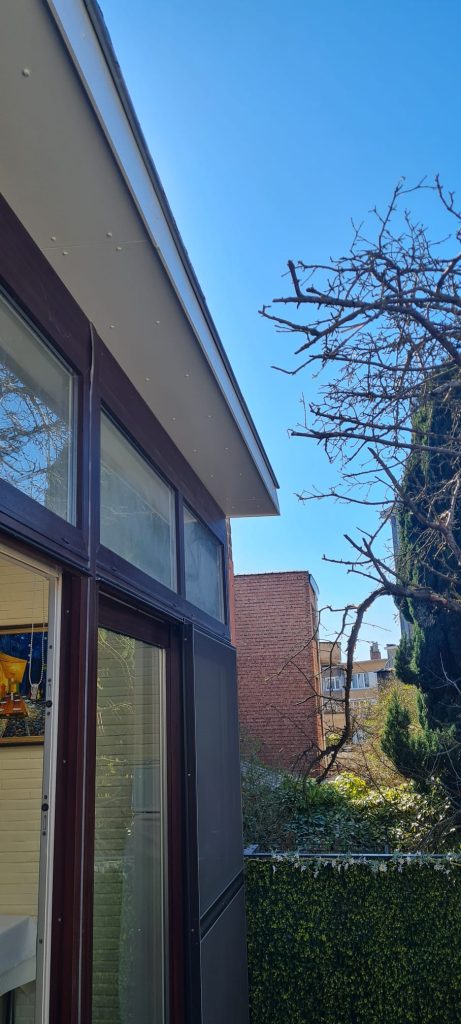 Corniche en fibre ciment installée et finie sur façade à Bruxelles par Democoup.