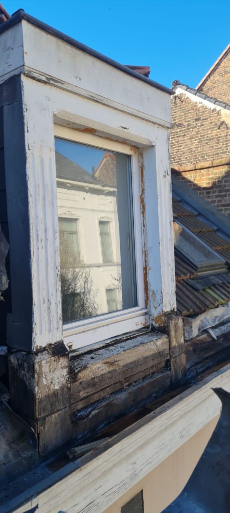 Façade de maison à Bruxelles avant l'installation d'une corniche en fibre ciment.