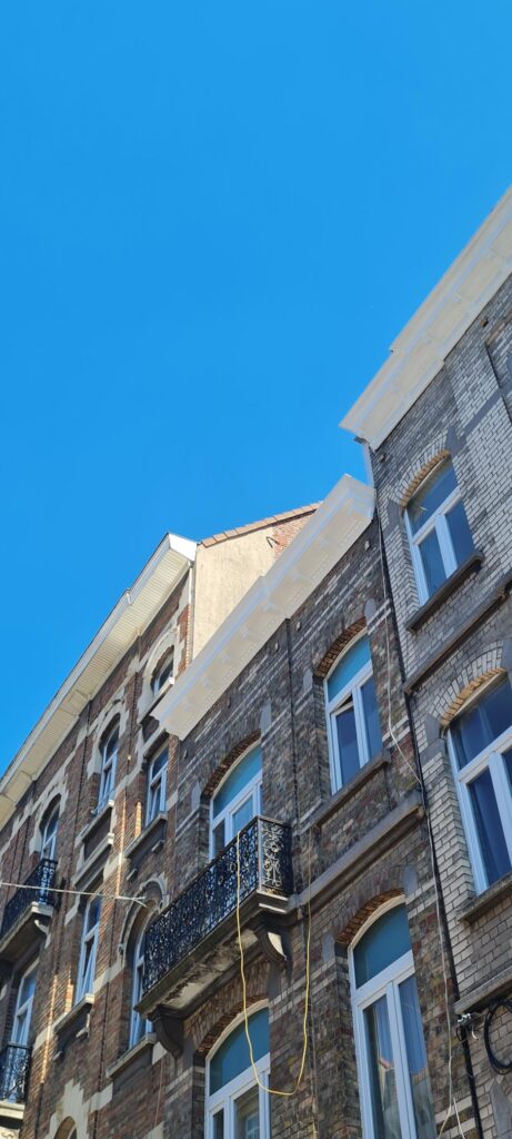 Réparation et peinture de corniche à Anderlecht par Democoup - Travaux de rénovation façade