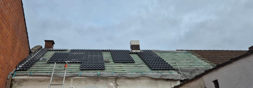 Rénovation de toiture à Ganshoren Bruxelles pendant les travaux réalisée par Democoup