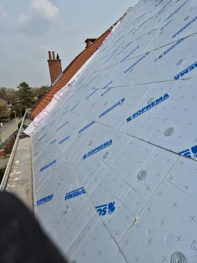 Pose d’isolation de toiture sur chantier à Schaerbeek Bruxelles par Democoup