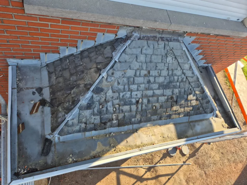 Petit toit avant travaux de rénovation et d'étanchéité à Woluwe-Saint-Lambert Bruxelles par Democoup