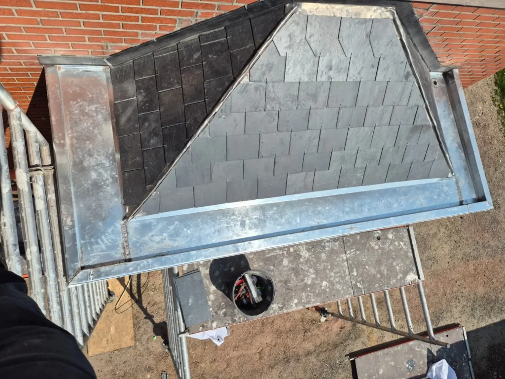 Travaux en cours de rénovation sur un petit toit à Woluwe-Saint-Pierre Bruxelles par Democoup