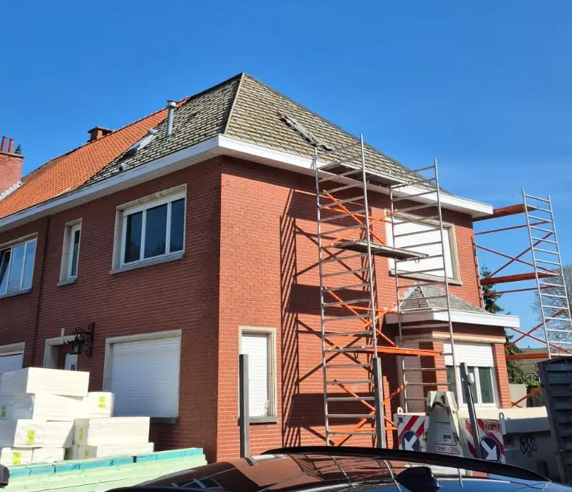 Toiture ancienne avec échafaudage avant travaux de rénovation à Koekelberg Bruxelles par Democoup